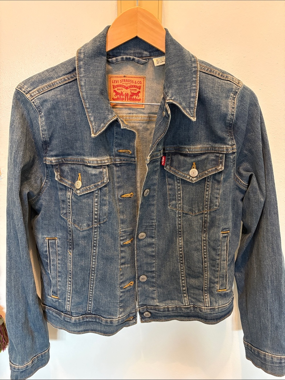 Levi's Women's Medium Wash Denim Trucker Jacket